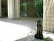 戸板女子短期大学／正面入口に鎮座するフクロウの像